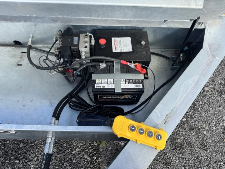 2025 TRIUMPH TILT 82''X20' 8K ESSIEUX 8000LBS CHAQUE