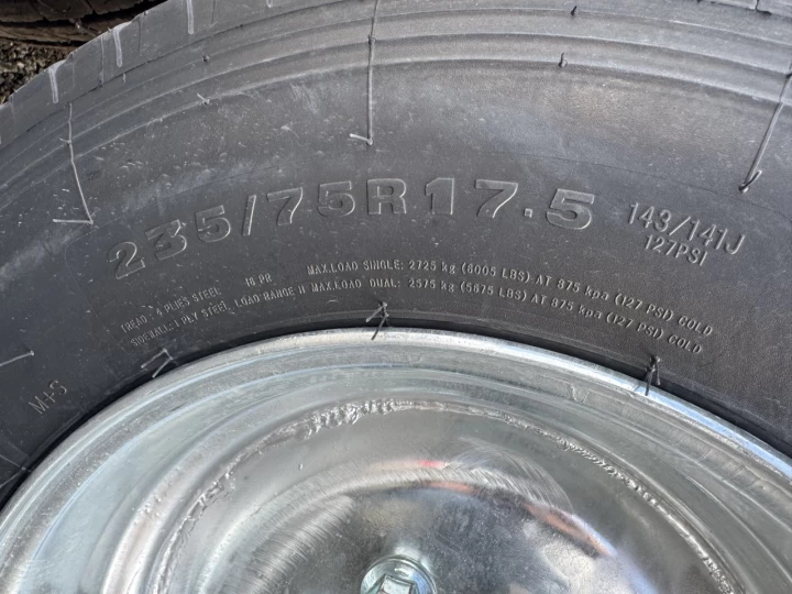 2025 TRIUMPH TILT 82''X20' 8K ESSIEUX 8000LBS CHAQUE