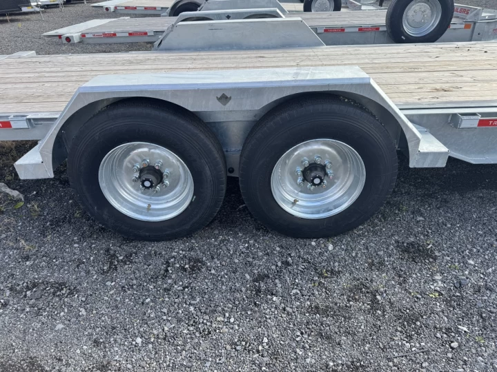 2025 TRIUMPH TILT 82''X20' 8K ESSIEUX 8000LBS CHAQUE